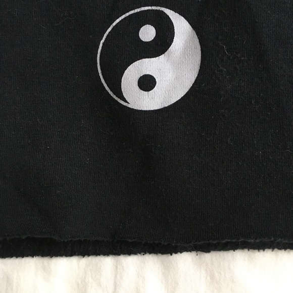 Cropped Yin Yang Sweater Pullover Black Forever 21 - Picture 2 of 6
